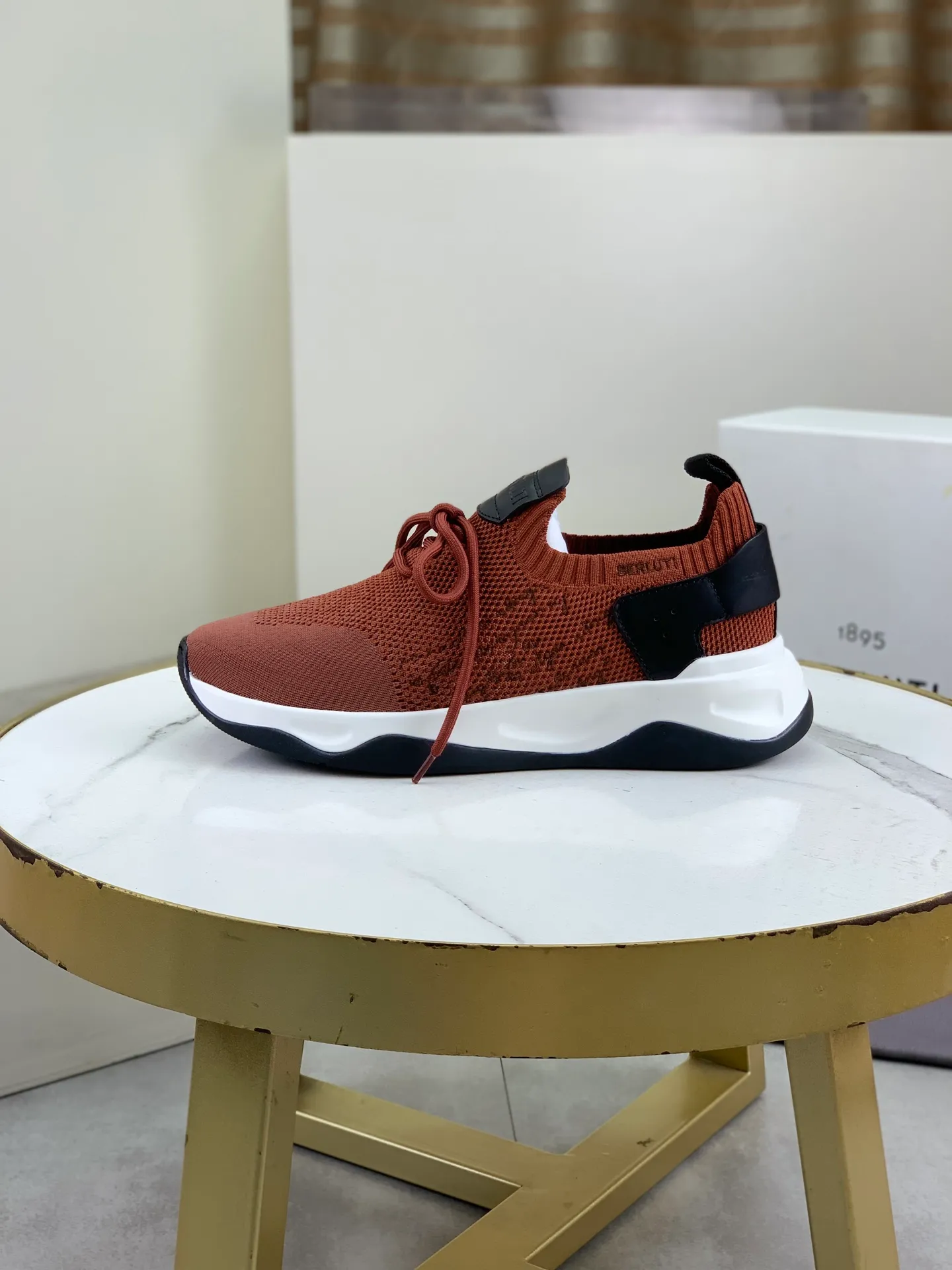 Factory price P680 💰Top purchasing quality💎💎Berlut* France's top men's shoes, the Berluti brand broke the rules in its debut and launched a new Edge shoe last. This model is hand-crafted with exquisite and fashionable fly-woven cowhide, a water-dyed cowhide lining, and an original color-blocked lightweight and wear-resistant rubber sole. This bold improvement of the iconic shoe last is of great significance to the creative work of its unique shape and edge width. On Alessandro shoes, this sharp-edged silhouette is made more see-through through Kris' bold and professional new Cloudy dyeing, making it classic and fashionable! Size: 39-45 (38 and 46 sizes can be customized)